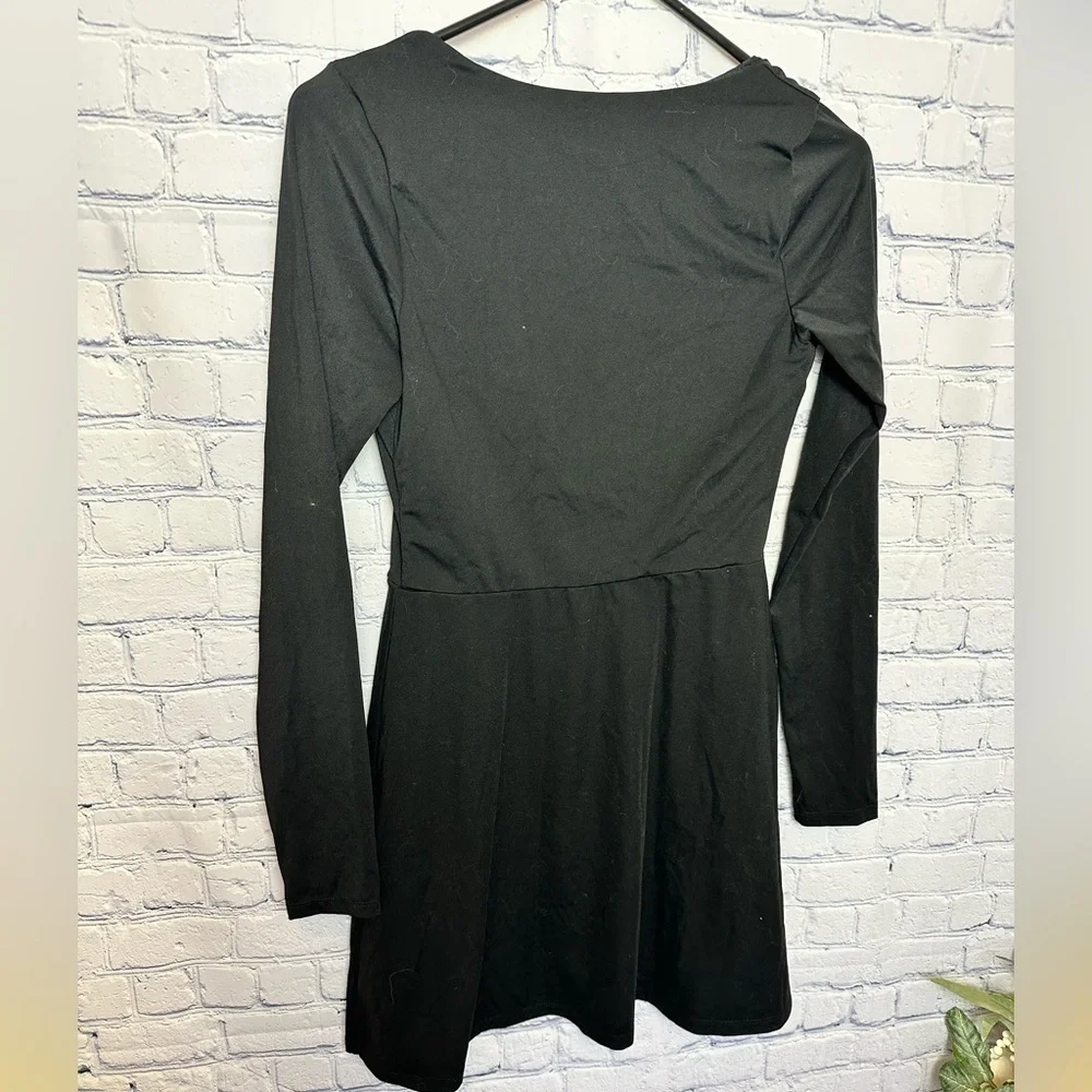 Be the Life of the Party with Quinsen’s Sexy Black Peplum Dress - Picture 5 of 6